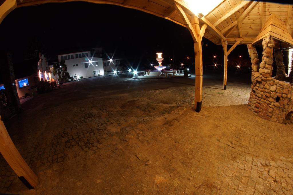 Willa Imperium Ostrowiec Świętokrzyski Exteriör bild